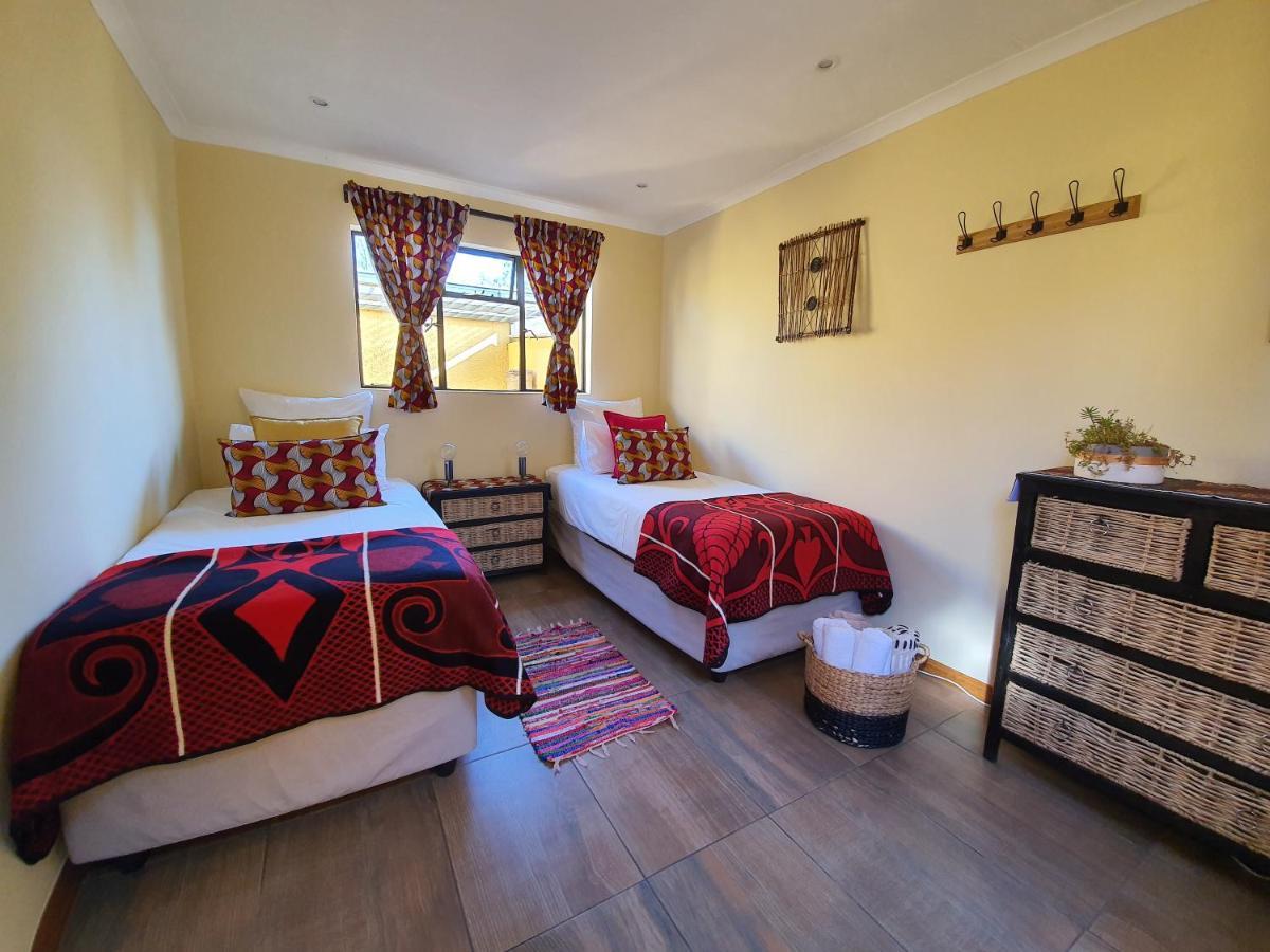 A Pousada Lebo'S Soweto Backpackers Exterior foto