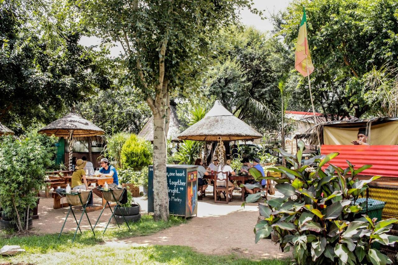 A Pousada Lebo'S Soweto Backpackers Exterior foto