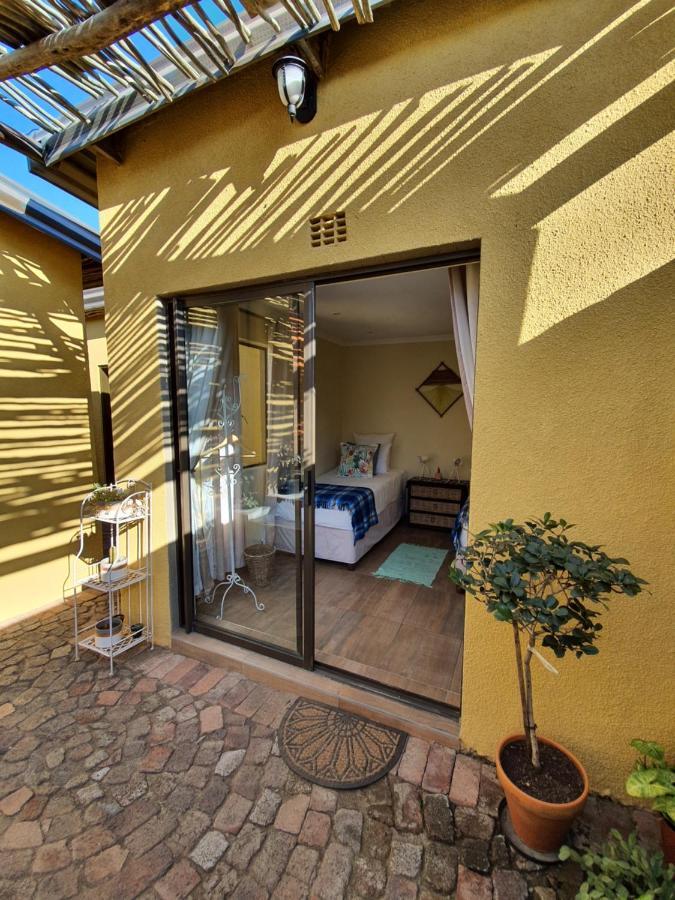A Pousada Lebo'S Soweto Backpackers Exterior foto
