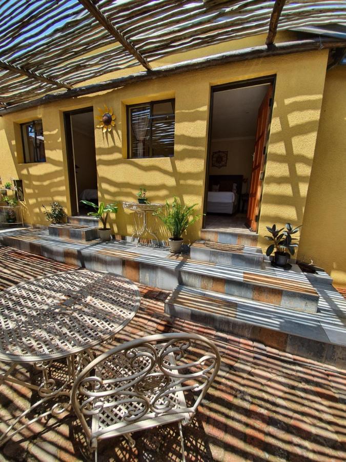 A Pousada Lebo'S Soweto Backpackers Exterior foto