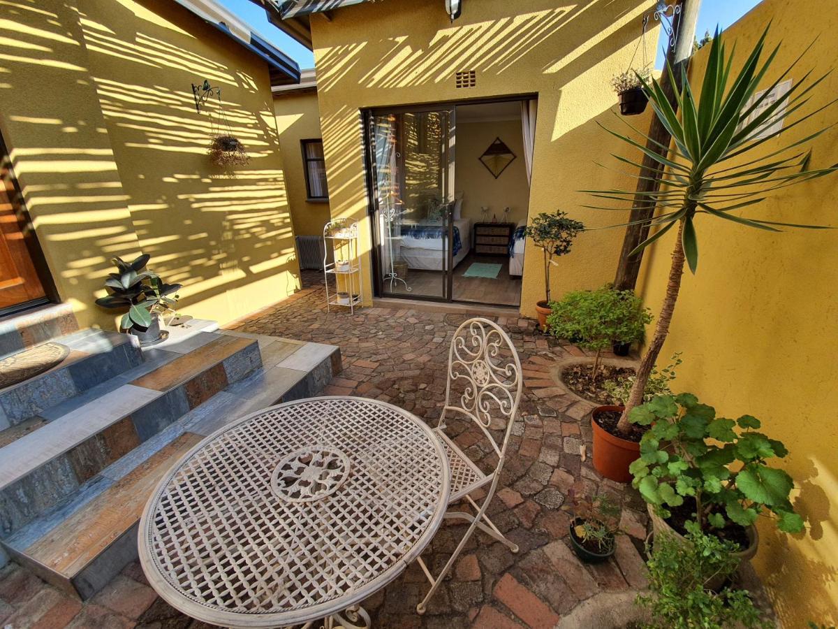 A Pousada Lebo'S Soweto Backpackers Exterior foto