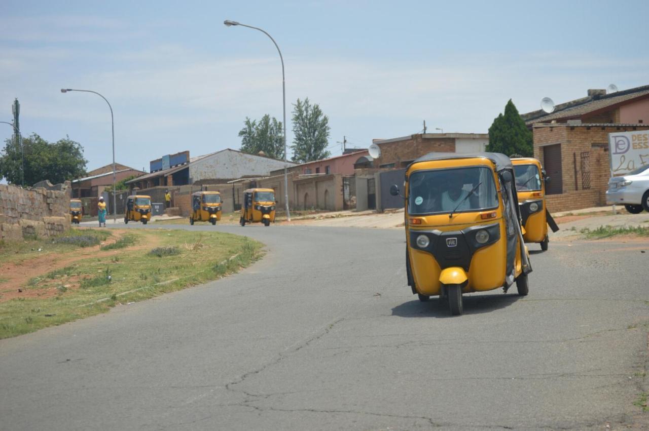 A Pousada Lebo'S Soweto Backpackers Exterior foto