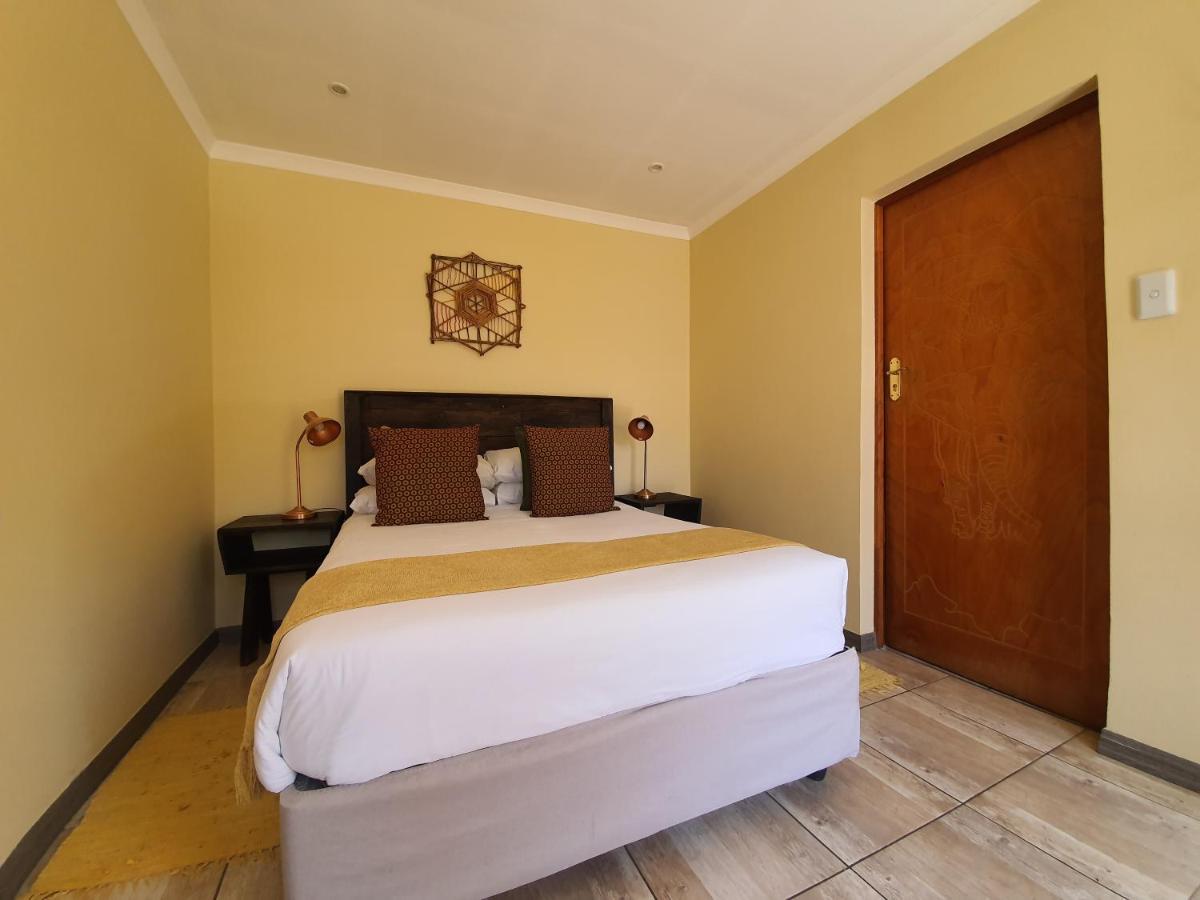 A Pousada Lebo'S Soweto Backpackers Exterior foto