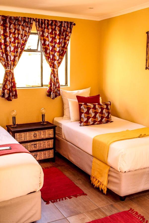 A Pousada Lebo'S Soweto Backpackers Exterior foto