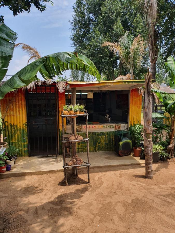 A Pousada Lebo'S Soweto Backpackers Exterior foto