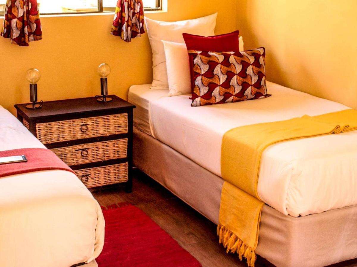 A Pousada Lebo'S Soweto Backpackers Exterior foto