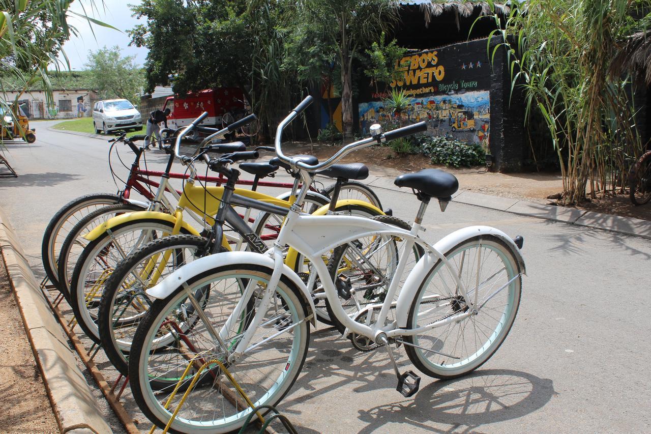 A Pousada Lebo'S Soweto Backpackers Exterior foto
